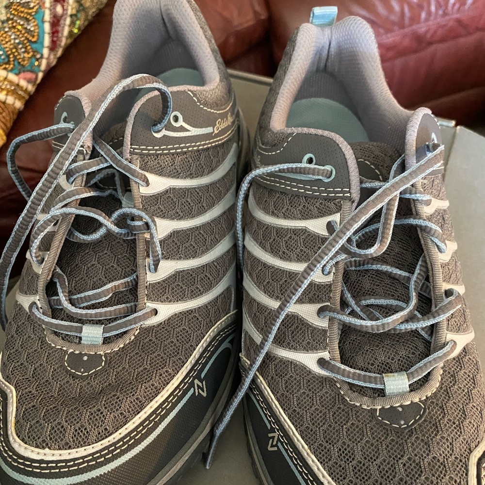 Eddie Bauer size 9 light blue and grey